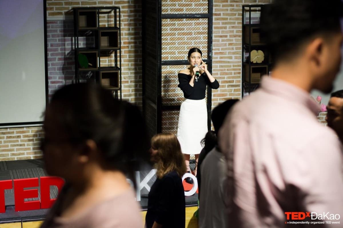 Kathy Uyen taking a selfie with the audience