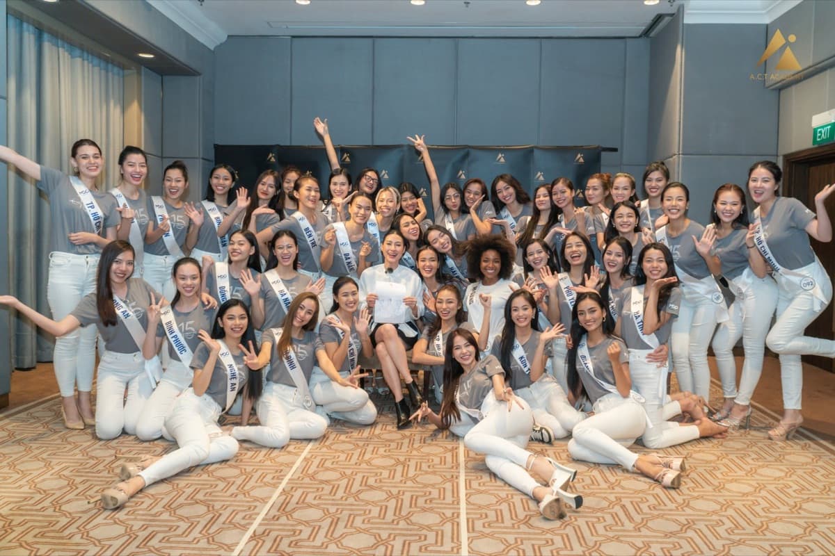 Kathy Uyen with a full cohort after a presence workshop