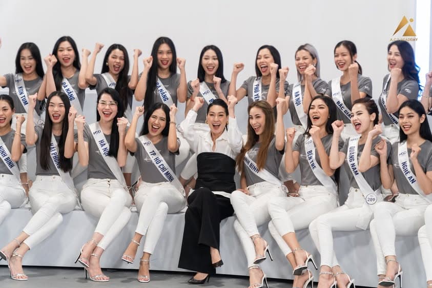 Kathy Uyen seated with a cohort between rounds