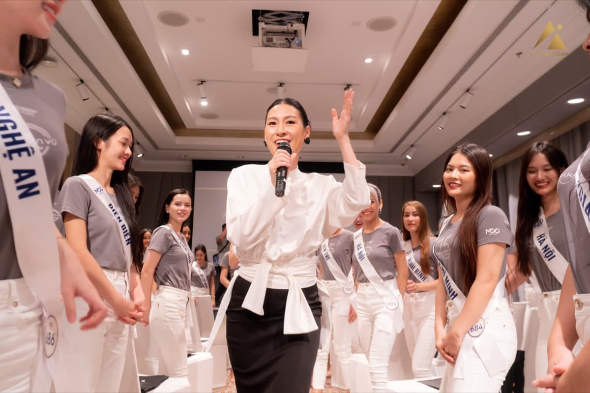 Kathy Uyen working the room with a microphone