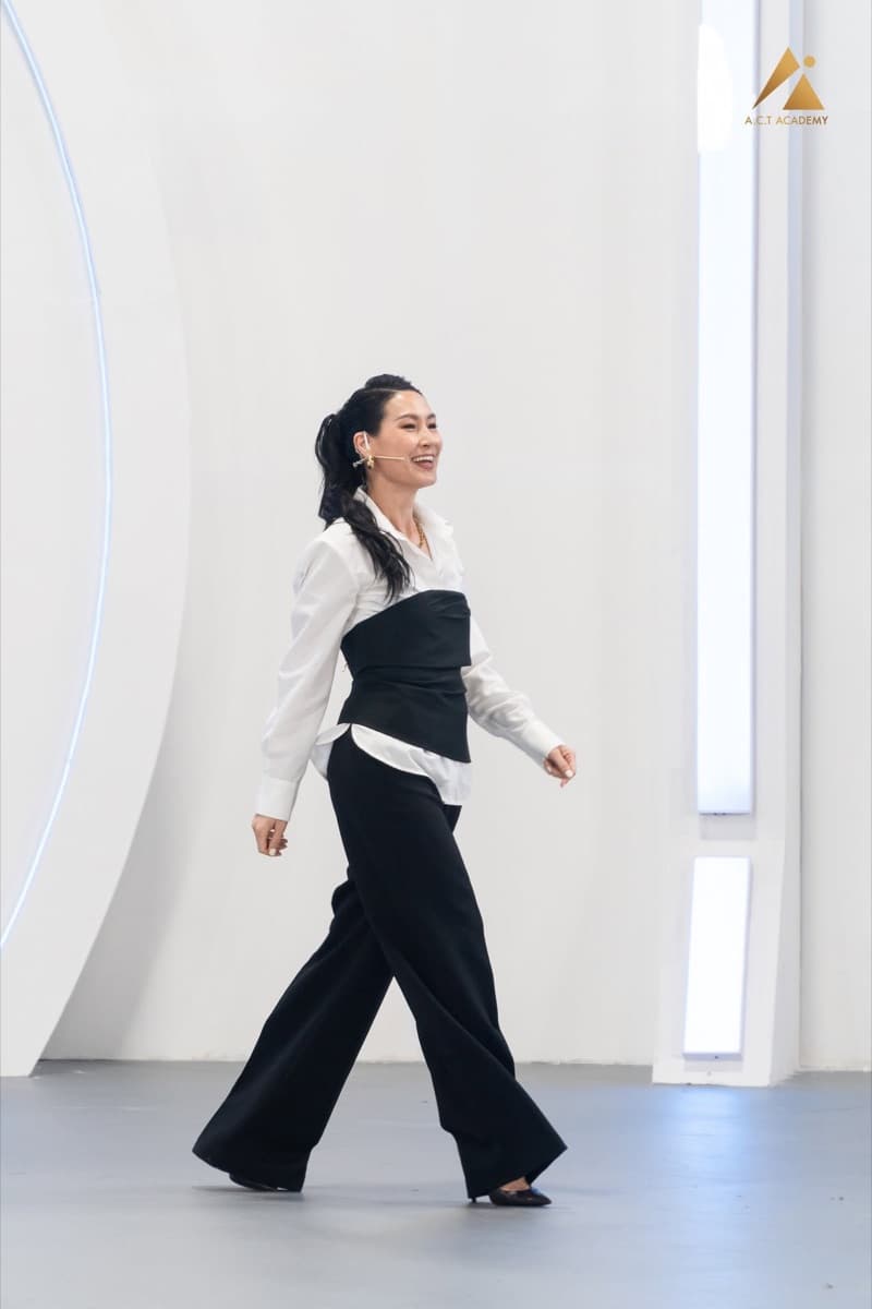 Kathy Uyen walking out to open a session