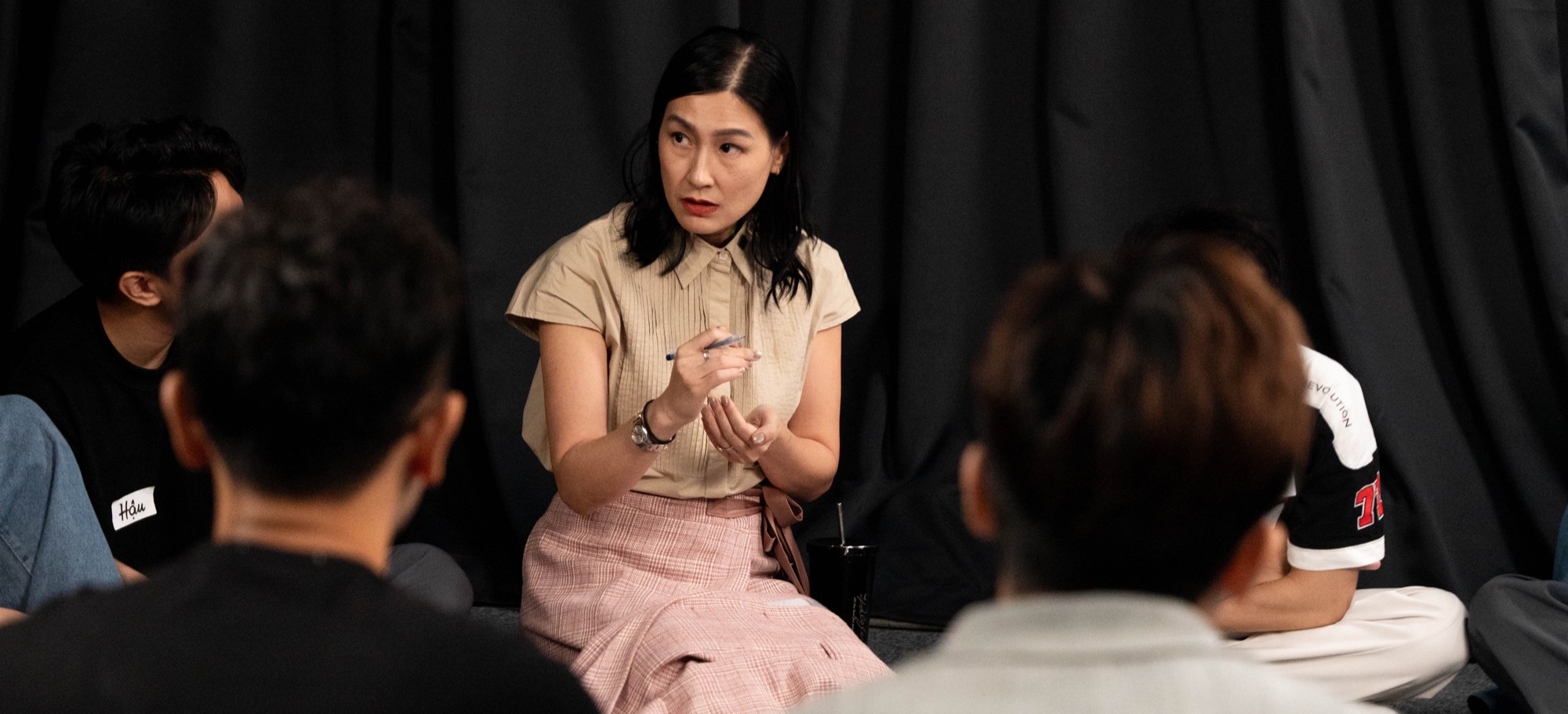 Kathy Uyen teaching a class in the round